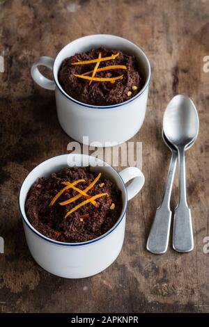 Mugs de puddings au chocolat sans gluten et lactose avec canihua, piment et orange Banque D'Images