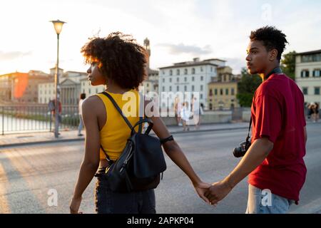 Un jeune couple touristique explorant la ville au coucher du soleil, Florence, Italie Banque D'Images