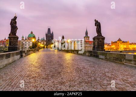 Prague, République tchèque, a illuminé le pont Charles à l'aube Banque D'Images