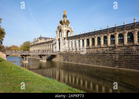 Allemagne, Saxe, Dresde, porte d'État et douves à Zwinger Banque D'Images