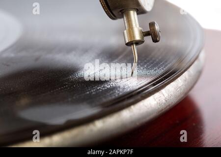 Gros plan d'une aiguille du gramophone avec un disque de shellac Banque D'Images