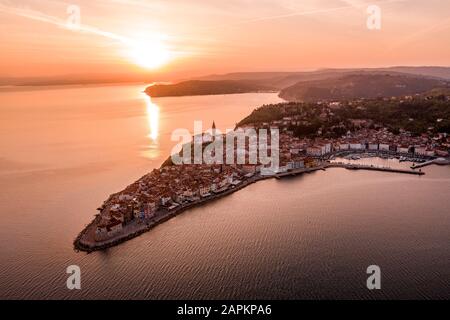 Slovénie, péninsule de Piran au coucher du soleil, vue sur la drone Banque D'Images