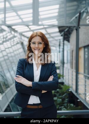 Portait d'une femme d'affaires confiante dans un bâtiment moderne de bureau Banque D'Images