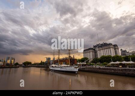 Vue magnifique sur les bâtiments et les frégates historiques de Puerto Madero, Buenos Aires, Argentine Banque D'Images