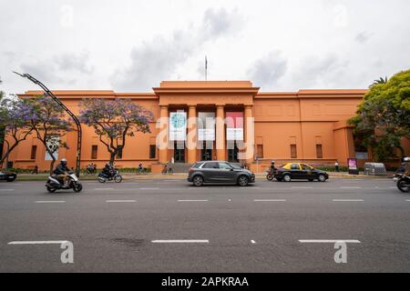 Façade orange du bâtiment du Musée des Beaux-Arts dans la région de Recoleta, Buenos Aires, Argentine Banque D'Images