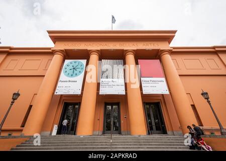 Façade orange du bâtiment du Musée des Beaux-Arts dans la région de Recoleta, Buenos Aires, Argentine Banque D'Images