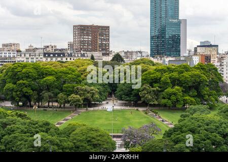 Belle vue du haut de la tour à la zone verte et des bâtiments à Buenos Aires, en Argentine Banque D'Images