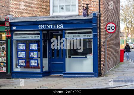 Chasseurs agents immobiliers et agents de location à l'avant, Mount Pleasant, Liverpool Banque D'Images