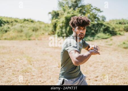 Jeune homme pendant l'entraînement dans le parc Banque D'Images