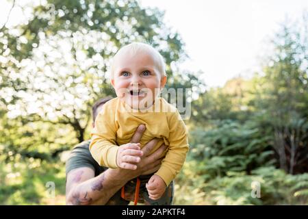 Portrait du petit garçon tenu par son père Banque D'Images