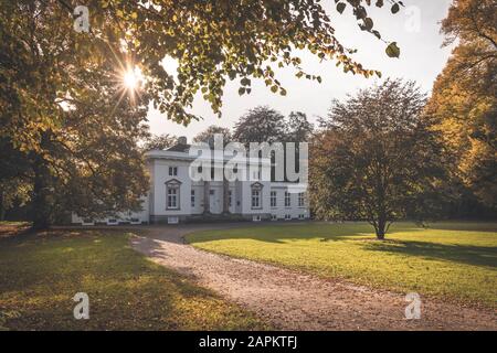 Allemagne, Hambourg, Sun brillant sur Country House J. C. Godeffroy en automne Banque D'Images