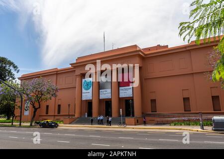 Façade orange du bâtiment du Musée des Beaux-Arts dans la région de Recoleta, Buenos Aires, Argentine Banque D'Images