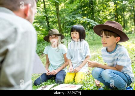 Les enfants scolarisés apprennent à distinguer les espèces animales de la forêt Banque D'Images