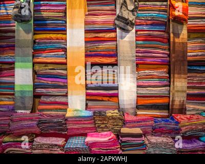 Beaucoup de foulards et châles traditionnels marocains colorés dans un marché Banque D'Images