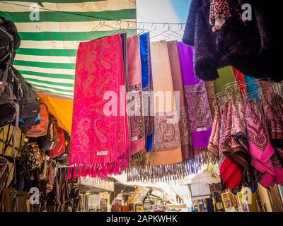 Fez, MAROC - juin 05, 2018 : foulards et châles marocains colorés traditionnels, le Maroc est également connu sous le nom de shesh (touareg turban). Tissus faits à la main. Souk Banque D'Images