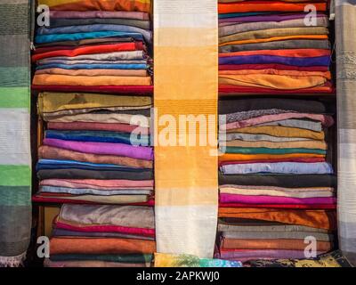 Beaucoup de foulards et châles traditionnels marocains colorés dans un marché Banque D'Images