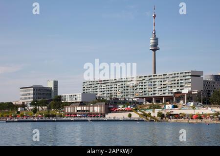 Autriche, Vienne, Copa Beach avec Danube Tower en arrière-plan Banque D'Images