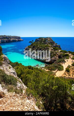 Espagne, Majorque, Sant Antoni de Portmany, Calo des Moro, vue sur la baie et la mer Banque D'Images