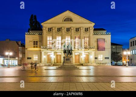 Deutschland, Thüringen, Weimar, Deutsches Nationaltheater, Theaterplatz, Goethe- Und Schiller-Denkmal, Johann Wolfgang Von Goethe, Friedrich Schiller Banque D'Images