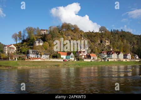 Allemagne, Saxe, Rathen, Village sur la rive de la rivière Elbe dans le parc national de la Suisse saxonne Banque D'Images