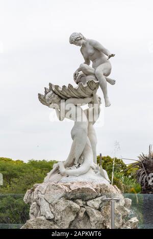 Belle vue sur la statue historique sur le parc verdoyant de Buenos Aires, en Argentine Banque D'Images