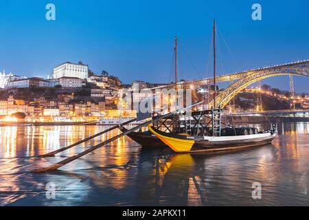 Portugal, Porto District, Porto, Rabelo bateaux amarrés sur le fleuve Douro au crépuscule Banque D'Images