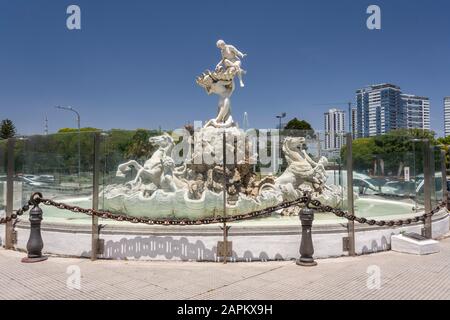 Vue sur la statue de la fontaine blanche à Puerto Madero, Buenos Aires, Argentine Banque D'Images