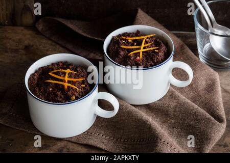 Mugs de puddings au chocolat sans gluten et lactose avec canihua, piment et orange Banque D'Images