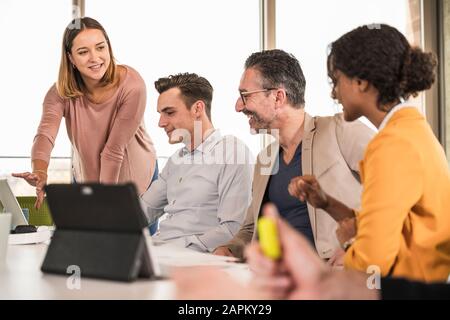 Les gens d'affaires ayant un meeting in office Banque D'Images