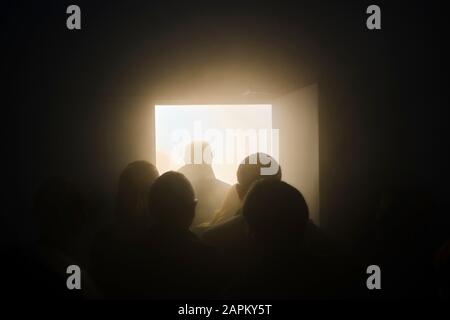 Royaume-Uni, Angleterre, Londres, Silhouettes de gens marchant dans la lumière Banque D'Images