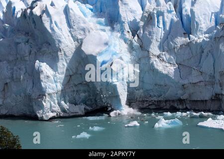Mise en forme de glace depuis un énorme glacier.