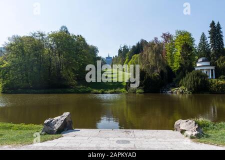 Allemagne, Hesse, Kassel, Étang à Bergpark Wilhelmshoohe Banque D'Images