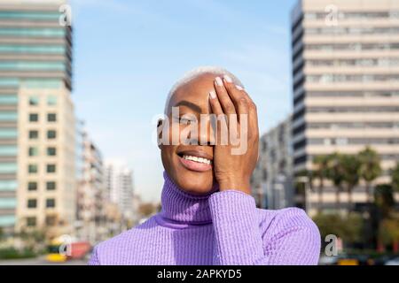 Portrait d'une femme à poil blanc avec main sur son visage, yeux fermés Banque D'Images