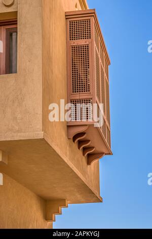 Une baie arabe avec de petites grilles contre le ciel bleu en Egypte, 11 janvier 2020 Banque D'Images