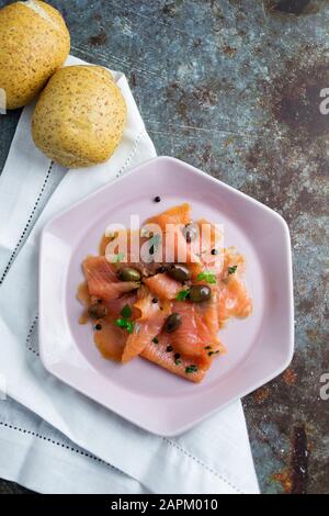 Viande de saumon crue à la chaux, aux olives et aux herbes Banque D'Images