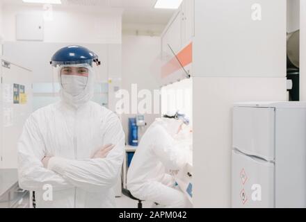 Portrait d'un scientifique confiant portant un casque de sécurité en laboratoire Banque D'Images