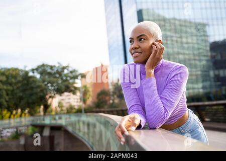 Portrait d'une femme mûre à poil blanc sur un pont dans la ville Banque D'Images