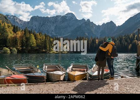 Couple À Laghi Di Fusine, Friuli Venezia Giulia, Italie Banque D'Images