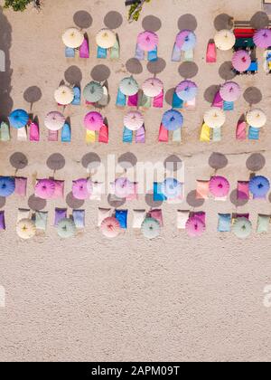 Indonésie, Bali, Nusa Dua, vue aérienne sur les parasols colorés sur la plage de la station Banque D'Images