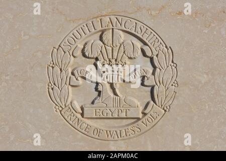 Le Prince of Wales's Volunteers South Lancashire Regiment emblème régimentaire sur une pierre angulaire de la première Guerre mondiale au cimetière Tyne Cot de Zonnebeke, Belgique Banque D'Images