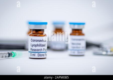 Échantillon de coronavirus lyophilisé en flacon pour la recherche Banque D'Images