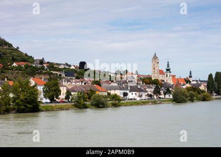 Autriche, Basse-Autriche, Krems an der Donau, Maisons de la ville au bord de la rivière Banque D'Images