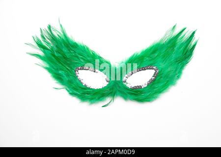 Masque de plume vert fantaisie avec perles d'argent isolées sur fond blanc Banque D'Images