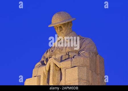 La statue du soldat couvant Saint Julien Memorial marquant la 1ère attaque de gaz allemand du 22 au 24 avril 1915 à Langemark-Poelkapelle, Belgique Banque D'Images