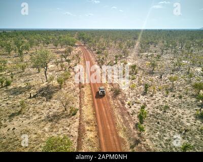 Bénin, vue aérienne de 4 x 4 voitures en voiture le long de la route de terre dans le parc national Pendjari Banque D'Images