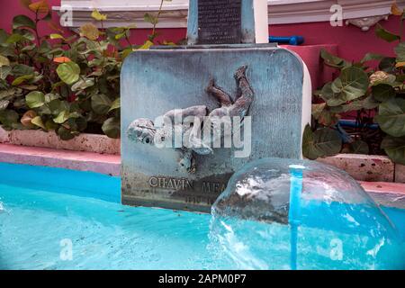 Monument Commémoratif Chavin. Monument commémoratif inhabituel situé à San Juan, Porto Rico, près du quai des bateaux de croisière près de la Casita. Il commémore une relation d'amour. Banque D'Images