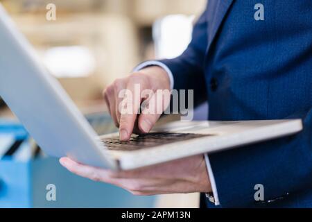 Close-up of businessman using laptop Banque D'Images