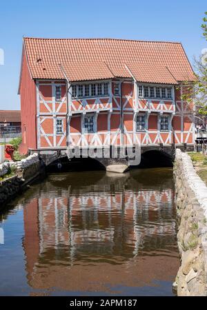 Allemagne, Mecklembourg-Poméranie-Occidentale, Wismar, maison à colombages au-dessus de la rivière Grube Banque D'Images