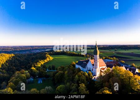 Luftaufnahme Bei Sonnenaufgang, Deutschland, Bayern, Oberbayern, Pfaffenwinkel, Ammersee, Kloster Andechs Banque D'Images