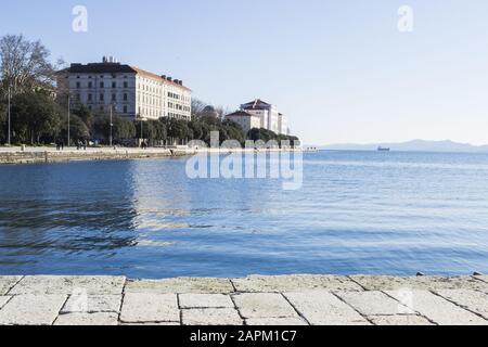 Photo panoramique au bord de l'eau de la célèbre orgue de mer à Zadar Croatie Banque D'Images